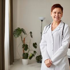 Обложка курса 'Специфика психологической помощи детям с ОВЗ при нарушениях зрения, слуха и после кохлеарной имплантации'