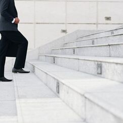 Обложка курса 'Нормативно-правовое обеспечение и организация внеурочной деятельности в образовании'