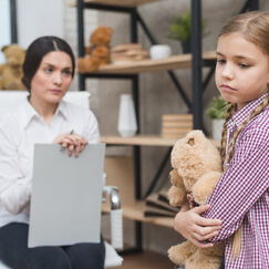 Обложка курса 'Психологическое консультирование при психических расстройствах у детей и подростков'