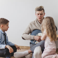 Обложка курса 'Привязанность ребёнка к взрослому как условие для развития и социализации'