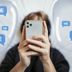 Обложка курса 'Психология интернет-коммуникаций: влияние социальных сетей на личность'