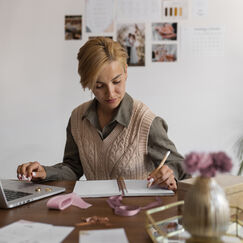 Обложка курса 'Копирайтинг для начинающих: типы текстов и формирование портфолио'