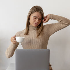 Обложка курса 'Работа с самокритикой и фанатизмом в психологическом консультировании'