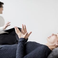 Обложка курса 'Комплексное посттравматическое стрессовое расстройство: механизмы формирования и методы психологической помощи'