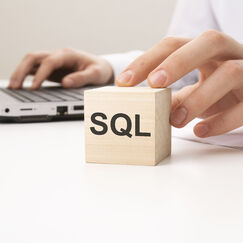 Обложка курса 'Основы SQL. Работа с базами данных'