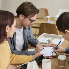 Обложка курса 'Эффективные коммуникационные стратегии в образовательной среде: от управления до мотиваци'