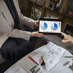 Обложка курса 'Продажи и управление клиентским опытом: стратегии и аналитика'