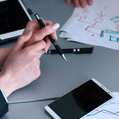 Обложка курса 'Проектный анализ: стратегии и инструменты управления успешными проектами'