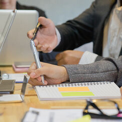 Обложка курса 'Особенности квалификационных испытаний по первому этапу в рамках процедуры аттестации на должность руководителя образовательной организации'