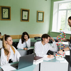 Обложка курса 'Современные подходы к профессиональной деятельности педагогических работников, реализующих дополнительные общеобразовательные программы естественно-научной направленности'