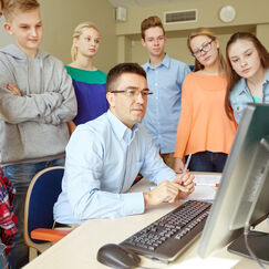 Обложка курса 'Организация работы по формированию медиаграмотности и повышению уровня информационных компетенций всех участников образовательного процесса'