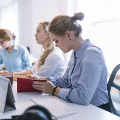 Обложка курса 'Профессиональная компетентность педагогов в условиях внедрения ФГОС'