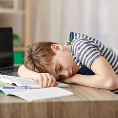 Обложка курса 'Коррекция нарушений у детей: сна, питания и приучения к туалету'