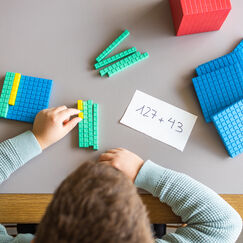 Обложка курса 'Развитие предметно-практических действий, игровых навыков и математических представлений у детей раннего возраста'