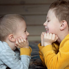 Обложка курса 'Развитие коммуникации и речи у детей раннего возраста'