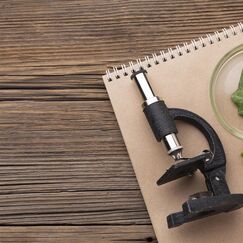 Обложка курса 'Основы биологии: история науки и методы познания живого'