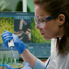 Обложка курса 'Основы биология: законы генетики, технологии селекции и биотехнологии'