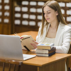 Обложка курса 'Основы правового регулирования в системе образования'