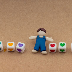 Обложка курса 'Здоровые взаимоотношения: адаптация и развитие ребенка через привязанность и игрушки'