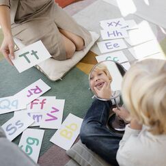 Обложка курса 'Логопедия в дошкольных образовательных организациях и в начальной школе (работа с обучающимися с нарушениями речи и коммуникации)'