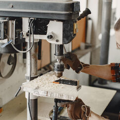 Обложка курса 'Основы технологических процессов фрезерования: принципы и методы работы на фрезерных станках'