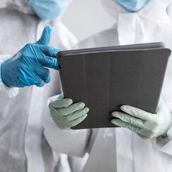 Обложка курса 'Инфекционный контроль и безопасность в медицинских учреждениях'