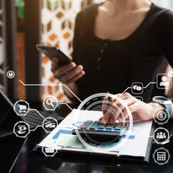 Обложка курса 'Финансы и управление в медиакоммуникациях'