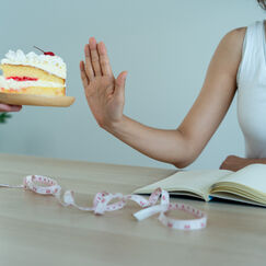 Обложка курса 'Расстройства пищевого поведения: обзор и основы психологической работы'