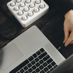 Обложка курса 'Основы создания и монетизации подкаста'