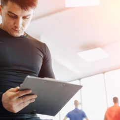 Обложка курса 'Управление и менеджмент в спортивной сфере'