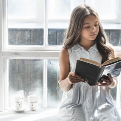 Обложка курса 'Классика детской литературы: образы, идеи и философия в произведениях Астрид Линдгрен и Кеннета Грэма'