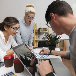 Обложка курса 'Мастерство сторителлинга и цифровые инструменты в работе экскурсовода'