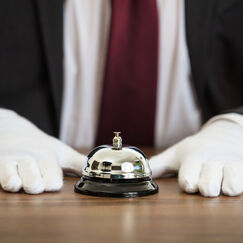 Обложка курса 'Основы администрирования в гостиничном сервисе'