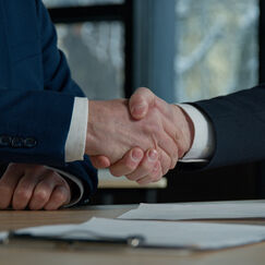 Обложка курса 'Успешные деловые сделки: от встреч до заключения контракта'