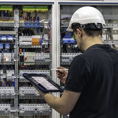 Обложка курса 'Эксплуатация и ремонт электрооборудования'