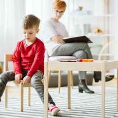 Обложка курса 'Создавая безопасное пространство: диагностика и работа с детьми и семьями после травмы'