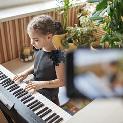 Обложка курса 'Музыка онлайн: преподавание фортепиано и эстрадного вокала детям младшего школьного возраста'