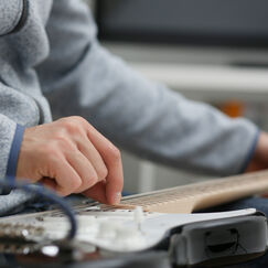 Обложка курса 'Онлайн-обучение музыке в подростковом возрасте'