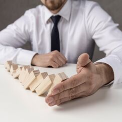 Обложка курса 'Освобождение от манипуляции: стратегии защиты и восстановления'