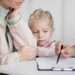 Обложка курса 'Детская психотравма: виды, последствия и помощь'