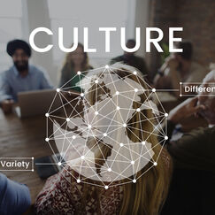 Обложка курса 'Глобальные тенденции и культурное разнообразие в современном искусстве и дизайне'