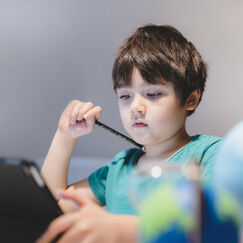 Обложка курса 'Цифровые технологии в развитии детей дошкольного возраста'