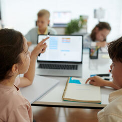 Обложка курса 'Воспитание в образовательном процессе'