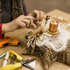 Обложка курса 'Ручной декор интерьера и аксессуаров своими руками: плетение, витраж, лепка'