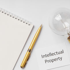 Обложка курса 'Правовые основы интеллектуальной собственности'