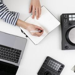 Обложка курса 'Цифровые инструменты для визуальных коммуникаций'