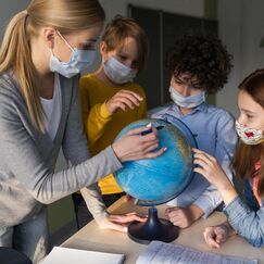 Обложка курса 'Современные подходы к воспитанию детей в России: роль детских общественных организаций и внеурочной деятельности в формировании личности'