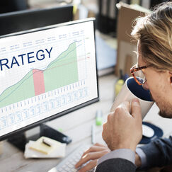 Обложка курса 'Стратегическое управление продуктом и ценой: принципы и методы'