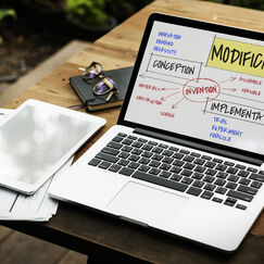 Обложка курса 'Планирование, разработка контента и оценка эффективности в интернет-маркетинге'