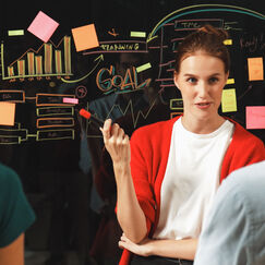 Обложка курса 'Креативные стратегии и управление проектами в цифровом маркетинге'